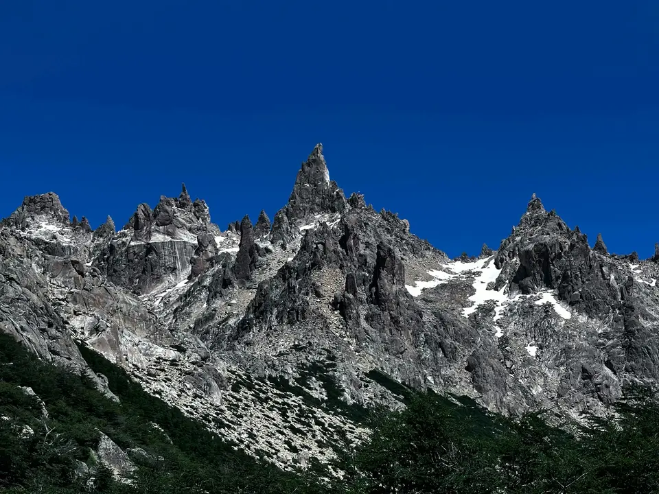 A mountain range with a blue sky in the background — Bariloche