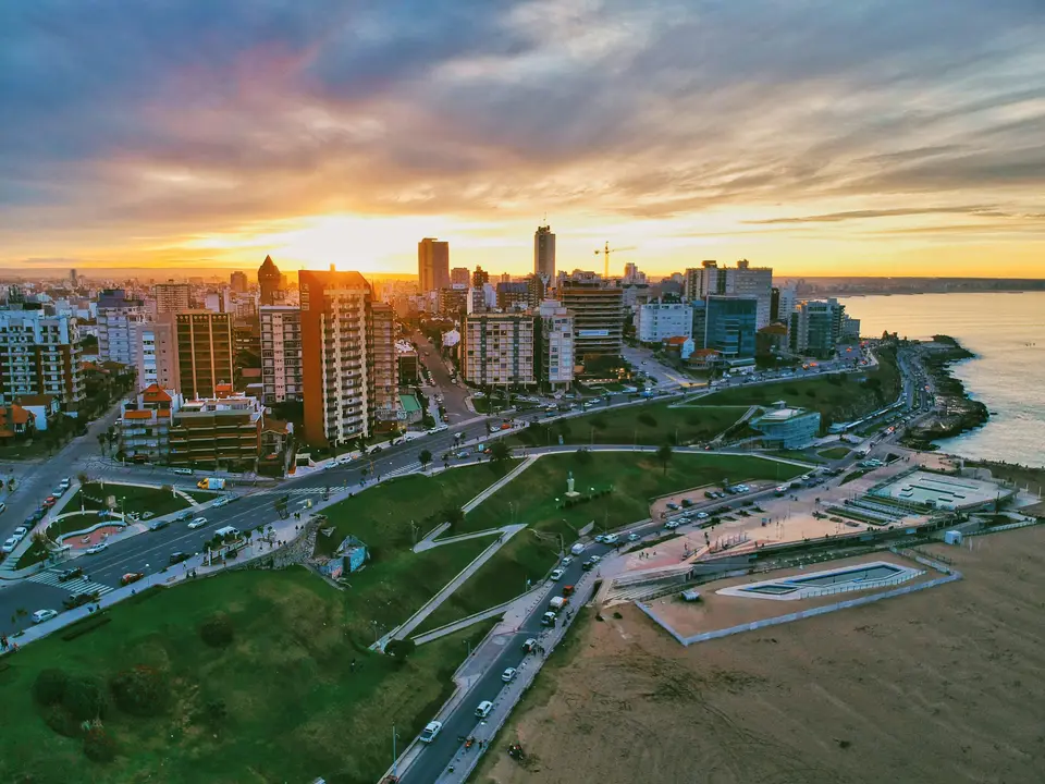 aerial photography of high-rise building beside seashore during daytime — Mar del Plata