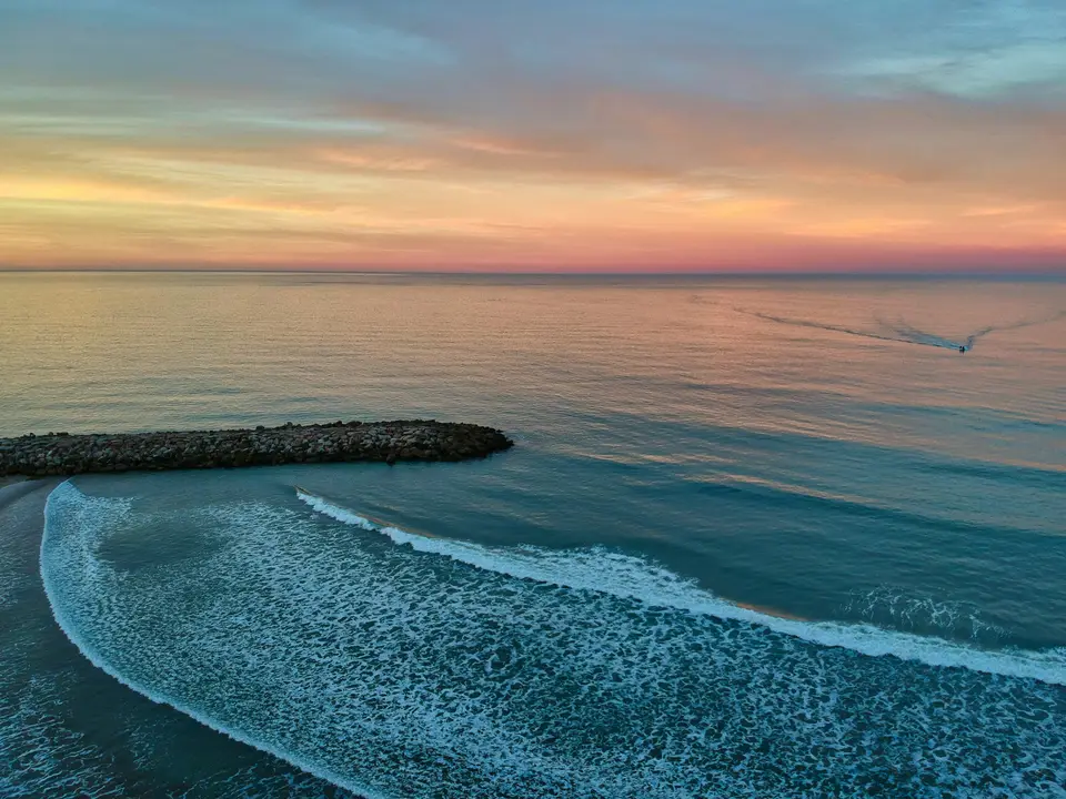 water waves on shore during golden hour — Mar del Plata