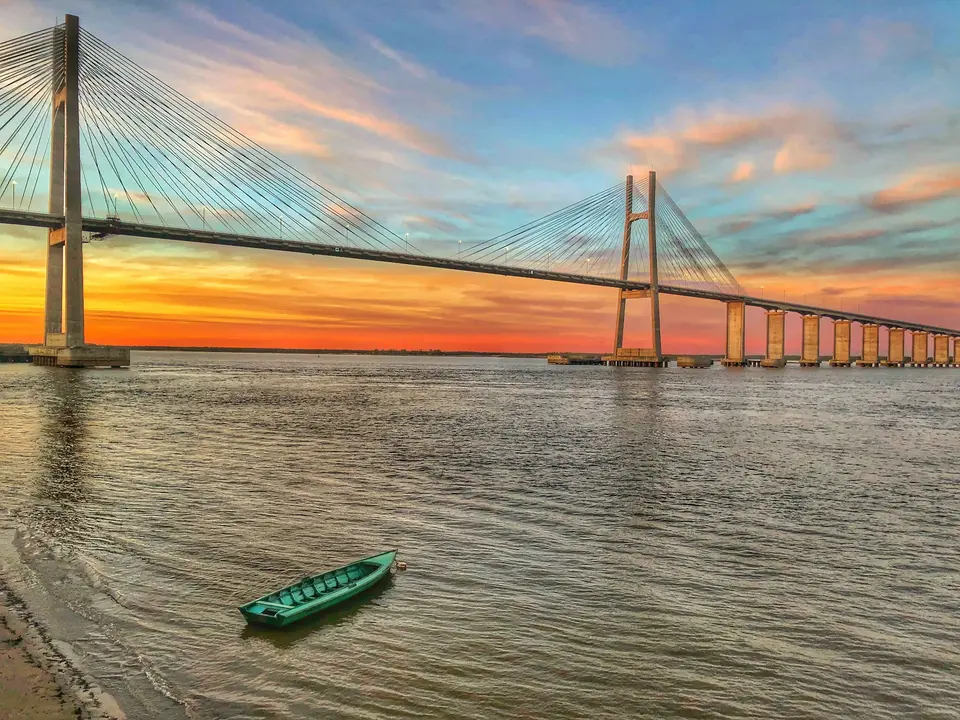 jon boat near of cable bridge — Rosario