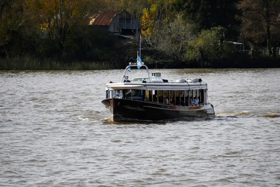A boat travels on a body of water — Tigre
